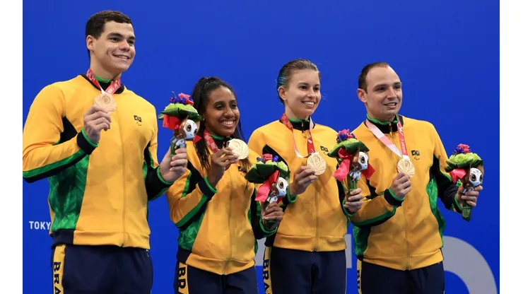 Na foto, a equipe de natação, que conseguiu o bronze para o Brasil neste 4º dia. (Foto: Getty Images)