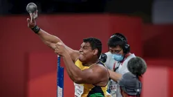 O ouro foi conquistado com a marca de 12,63m, 16 centímetros a mais do que o recorde anterior.