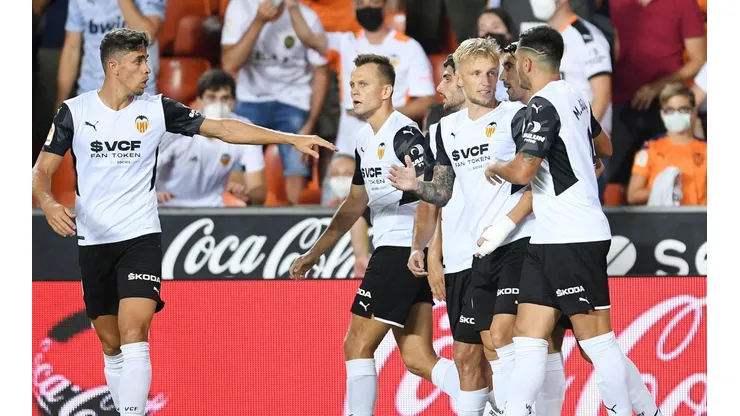 Jogadores comemoram gol de Daniel Wass durante Valencia e Deportivo Alavés (Getty Images)