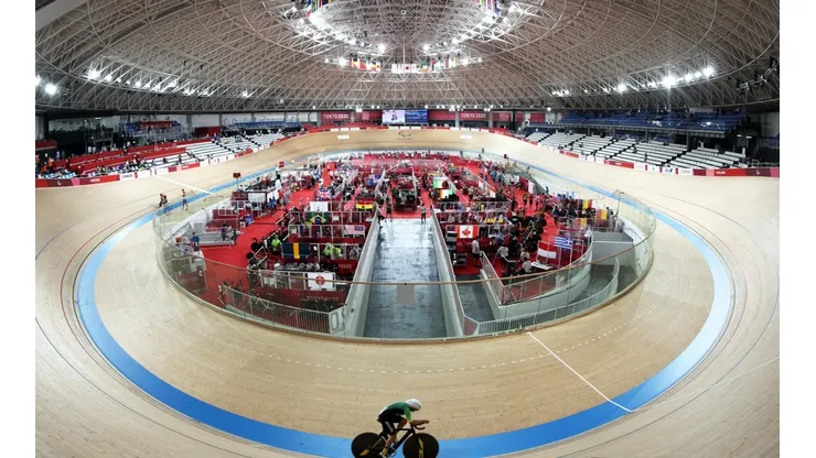 Registro do Velódromo de Izu, onde acontecem as competições de paraciclismo de pista; na foto, Ana Raquel, que competiu ontem. (Foto: Getty Images)