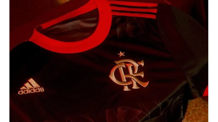 Motorista de transportadora é preso no RJ por suspeita de roubo e venda da nova camisa do Flamengo. (Foto: Reprodução)