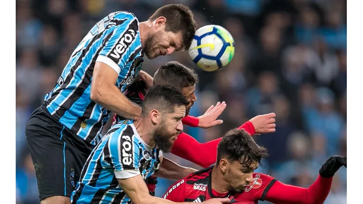 Grêmio e Flamengo, em campo pela Copa do Brasil de 2018 (Foto: Liamara Polli/AGIF)