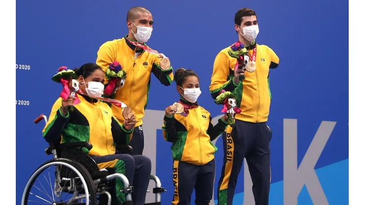 Na foto, os medalhistas da natação nesta quinta (26). (Foto: Getty Images)