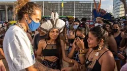 Artistas visitam acampamento indígena em Brasília; 6 mil indígenas, de 170 povos estão no DF para protestar. (Foto: Reprodução)
