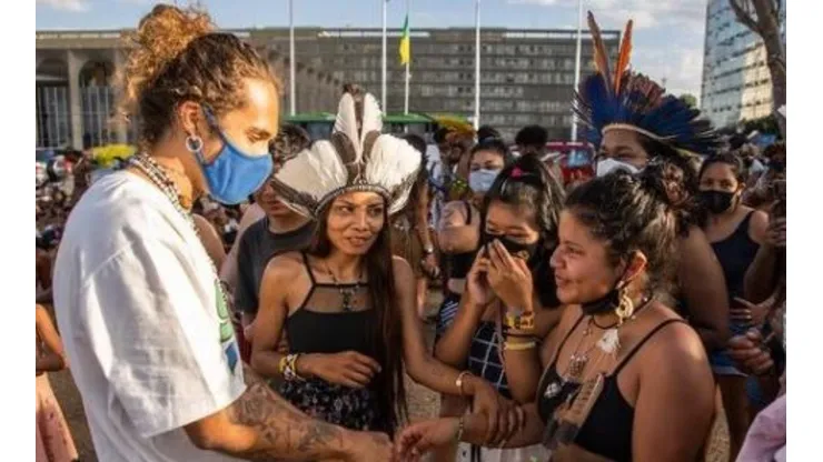 Artistas visitam acampamento indígena em Brasília; 6 mil indígenas, de 170 povos estão no DF para protestar. (Foto: Reprodução)