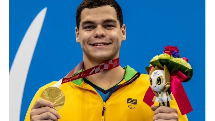Gabriel Bandeira, com a primeira medalha de ouro conquistada para o Brasil nos Jogos de Tóquio. (Foto: Divulgação CPB)