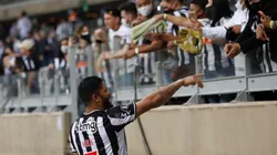 Hulk comemora com a torcida o gol marcado contra o River (Foto: Getty Images)