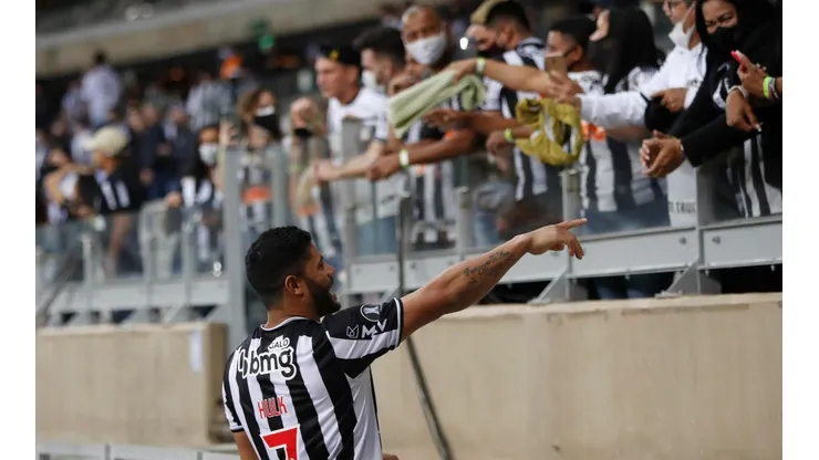 Hulk comemora com a torcida o gol marcado contra o River (Foto: Getty Images)
