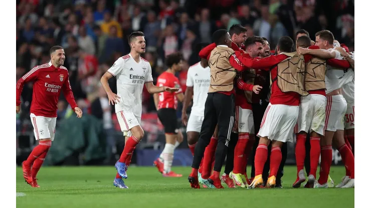 Encarnados comemoram a classificação para a fase de grupos da Champions League (Foto: Getty Images)