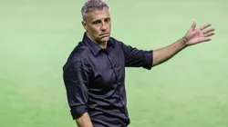 Crespo busca principalmente um primeiro volante, um zagueiro canhoto e um centroavante | Crédito: Rafael Vieira/AGIF