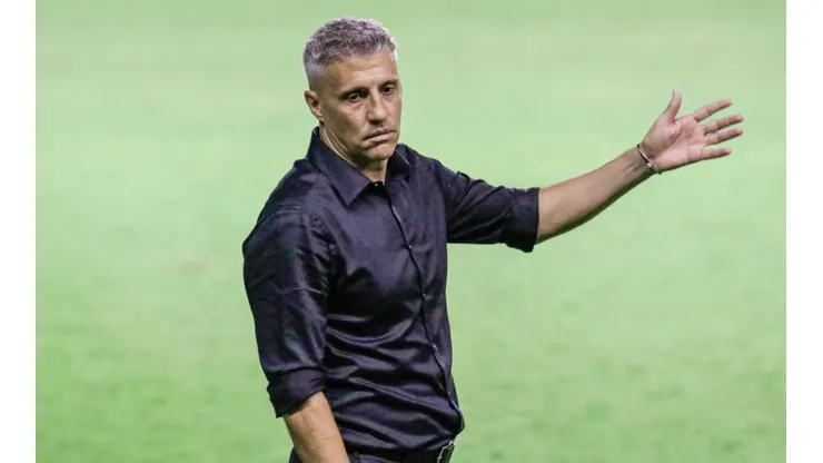 Crespo busca principalmente um primeiro volante, um zagueiro canhoto e um centroavante | Crédito: Rafael Vieira/AGIF