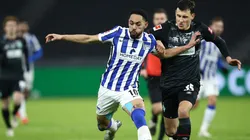 Matheus Cunha divide bola com Max Eggenstein em partida da Bundesliga entre Hertha Berlim e Werder Bremen (Getty Images)