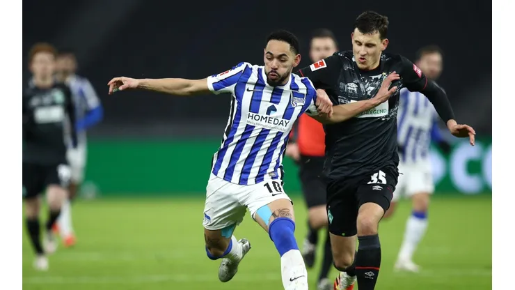 Matheus Cunha divide bola com Max Eggenstein em partida da Bundesliga entre Hertha Berlim e Werder Bremen (Getty Images)