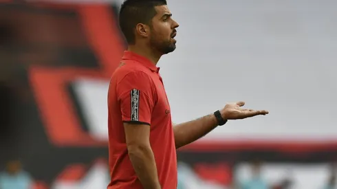 António Oliveira: preocupado com erros defensivo (Foto: Fabio Wosniak/athletico.com.br/Divulgação)