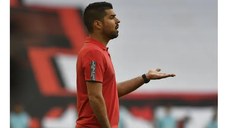António Oliveira: preocupado com erros defensivo (Foto: Fabio Wosniak/athletico.com.br/Divulgação)