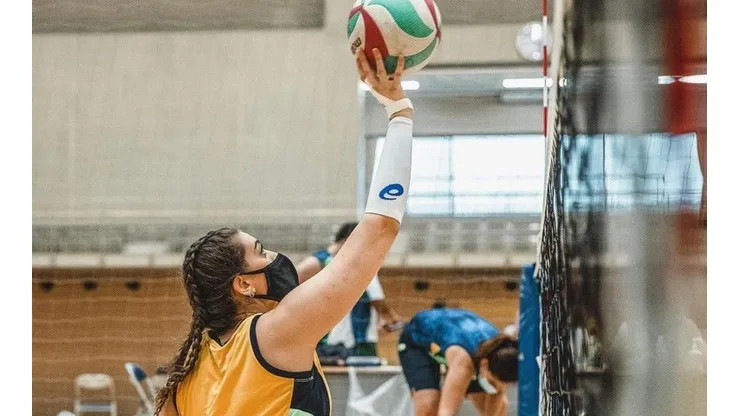 Na foto, Luiza Fiorese, durante treino da Seleção brasileira de vôlei sentado. (Foto: Reprodução Instagram)