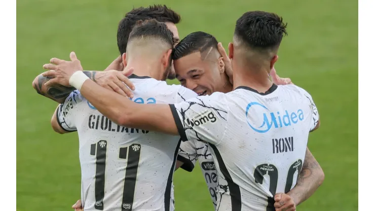 Jogadores do Corinthians comemoram gol diante do Ceará (Foto: Marcello Zambrana/AGIF)