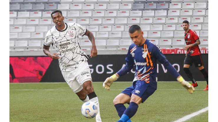 Torcida do Corinthians se irrita com Jô em campo contra o Athletico-PR; veja a reação na internet. (Foto: Gabriel Machado/AGIF)