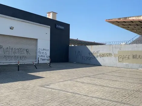 Após derrota, muro de São Januário amanhece pichado com ameaça: "Vai morrer todo mundo"