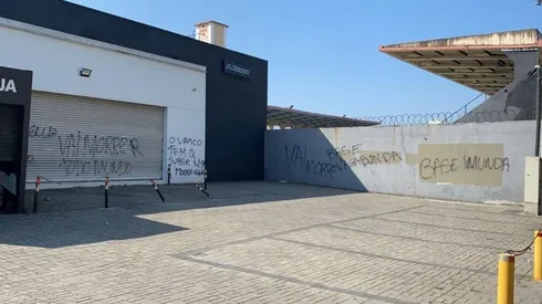 Muro de São Januário é pichado com ameaças — Foto: Reprodução