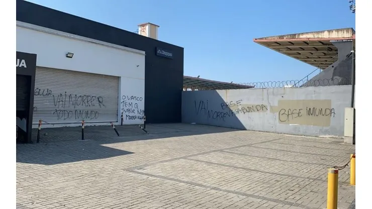 Muro de São Januário é pichado com ameaças — Foto: Reprodução