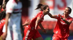 Ariane comemorando o segundo gol do Inter no jogo, que ela marcou de cabeça. (Foto: Reprodução Twitter Brasileirão Neoenergia)