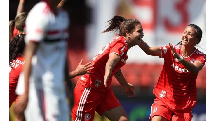 Ariane comemorando o segundo gol do Inter no jogo, que ela marcou de cabeça. (Foto: Reprodução Twitter Brasileirão Neoenergia)