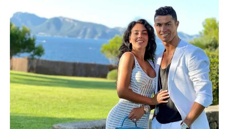 Georgina Rodriguez expôs sua insatisfação com o post feito pelo ex técnico de seu namorado no Instagram (Créditos: reprodução/Instagram/@georginagio)
