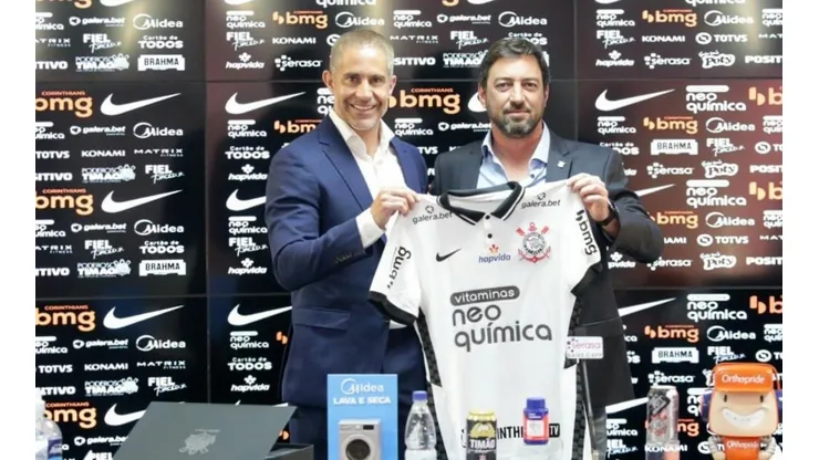 Sylvinho e Duílio: presidente conversou com a torcida sobre o treinador (Foto: Rodrigo Coca/Ag. Corinthians/Divulgação)