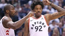 Na foto, Lucas Bebê (à direita), quando ainda defendia os Raptors na NBA. (Foto: Getty Images)