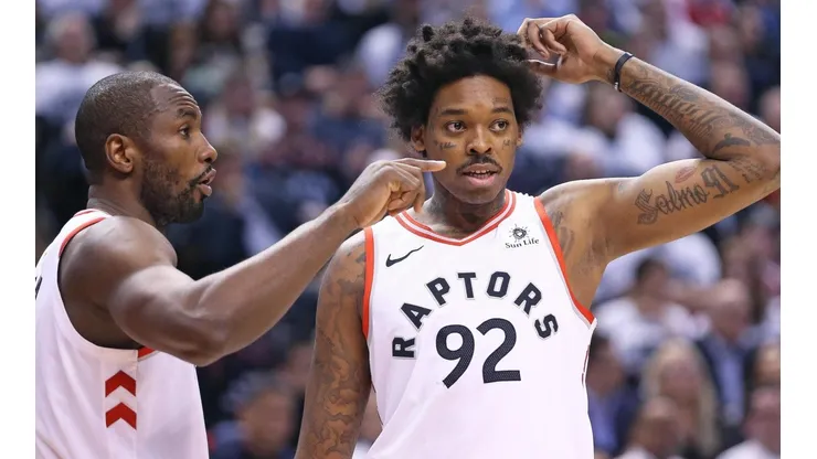 Na foto, Lucas Bebê (à direita), quando ainda defendia os Raptors na NBA. (Foto: Getty Images)