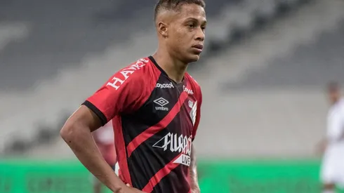 Vitinho: de saída do Furacão (Foto: Robson Mafra/AGIF)