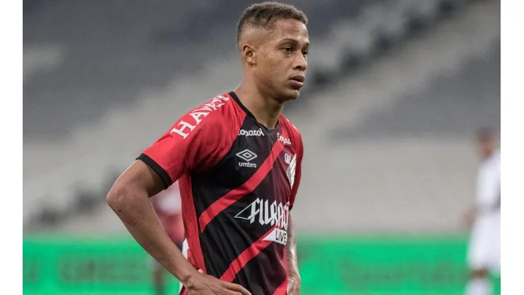 Vitinho: de saída do Furacão (Foto: Robson Mafra/AGIF)