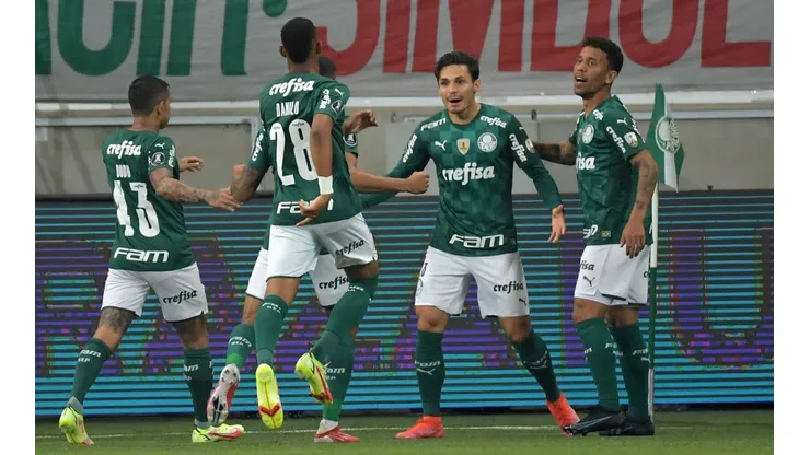 Jogadores do Palmeiras comemoram o gol de Raphael Veiga (Foto: Getty Images)