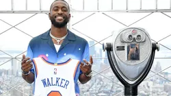Kemba Walker posa com a camisa 8 do New York Knicks (Getty Images)
