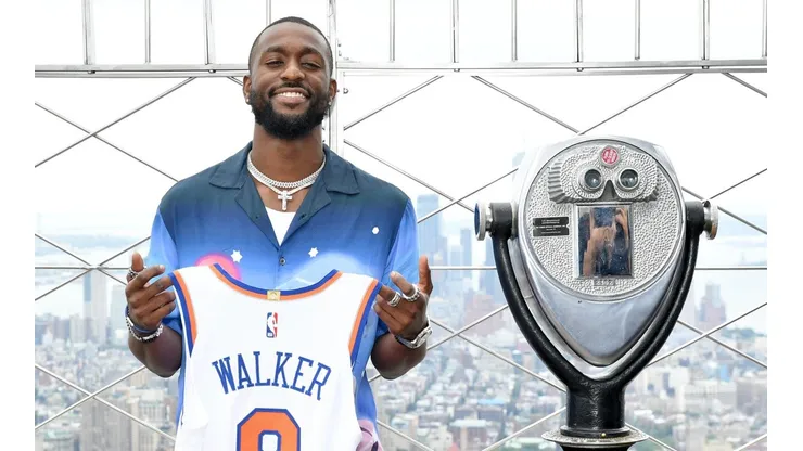 Kemba Walker posa com a camisa 8 do New York Knicks (Getty Images)