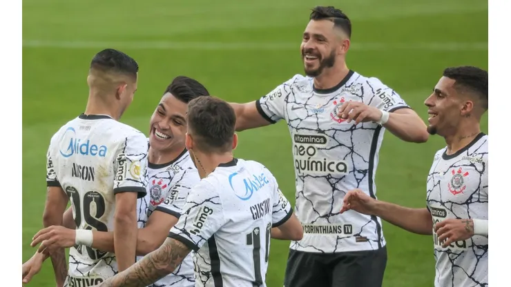 Jogadores do Corinthians comemoram gol contra o Ceará (Marcello Zambrana/AGIF)