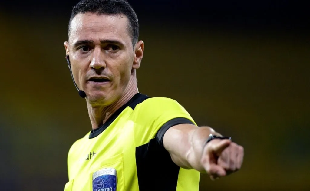 Árbitro Wilmar Roldan, em duelo da Libertadores 2020. (Foto: Getty Images)
