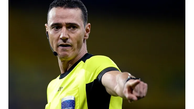 Árbitro Wilmar Roldan, em duelo da Libertadores 2020. (Foto: Getty Images)
