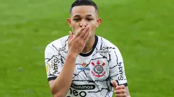 Adson manda beijo em comemoração após marcar um dos seus dois gols contra o Ceará (Marcello Zambrana/AGIF)