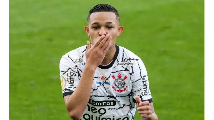 Adson manda beijo em comemoração após marcar um dos seus dois gols contra o Ceará (Marcello Zambrana/AGIF)