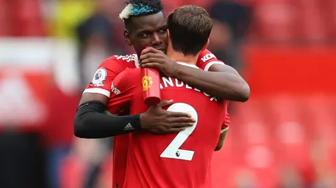 Pogba abraça Lindelof após o jogo enquanto segura o prêmio de Man of The Match (Getty Images)