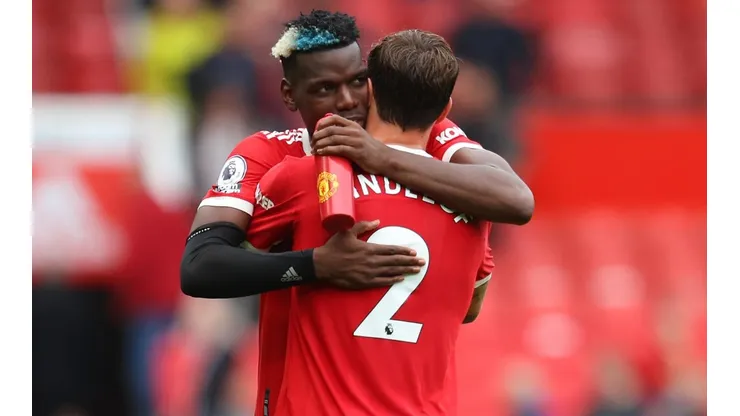 Pogba abraça Lindelof após o jogo enquanto segura o prêmio de Man of The Match (Getty Images)