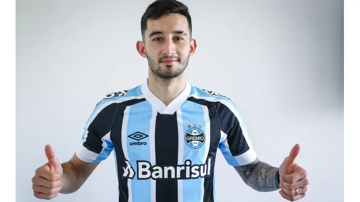 Villasanti: apresentado oficialmente (Foto: Lucas Uebel/Grêmio/Divulgação)