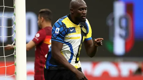 Romelu Lukaku comemora gol com a camisa da Inter de Milão contra a Roma, em partida da Serie A (Getty Images)
