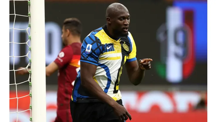 Romelu Lukaku comemora gol com a camisa da Inter de Milão contra a Roma, em partida da Serie A (Getty Images)