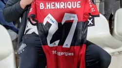 Torcedor do Olimpia com a camisa de Bruno Henrique (Foto: Bolavip Brasil)