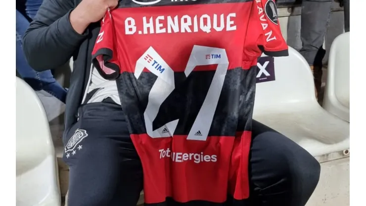 Torcedor do Olimpia com a camisa de Bruno Henrique (Foto: Bolavip Brasil)
