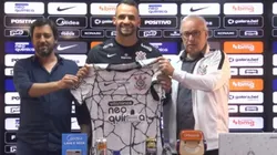 Renato Augusto posa com a camisa do Corinthians. Meia vai vestir a camisa 8 (Corinthians TV/YouTube)