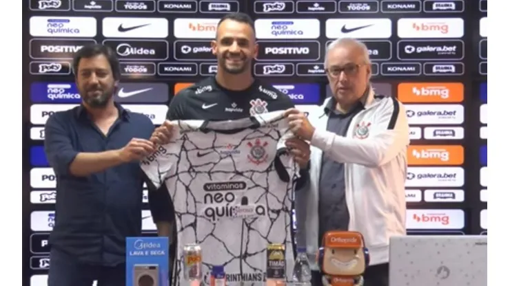 Renato Augusto posa com a camisa do Corinthians. Meia vai vestir a camisa 8 (Corinthians TV/YouTube)